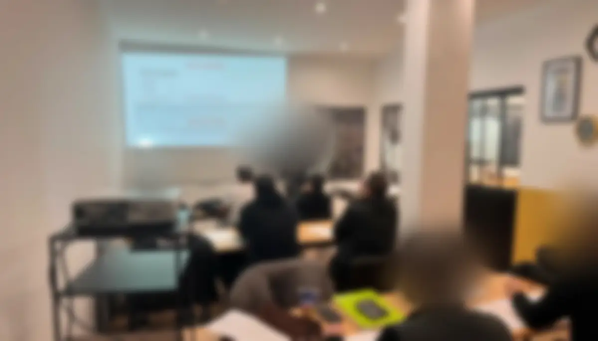 Stagiaires en salle, au centre (photo floutée pour protéger les visages)